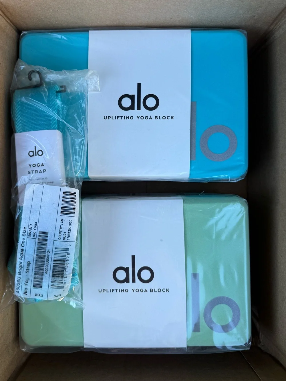 ALO Yoga Uplifting Yoga Blocks & Strap Set in Teal and Mint - Picture 1 of 2